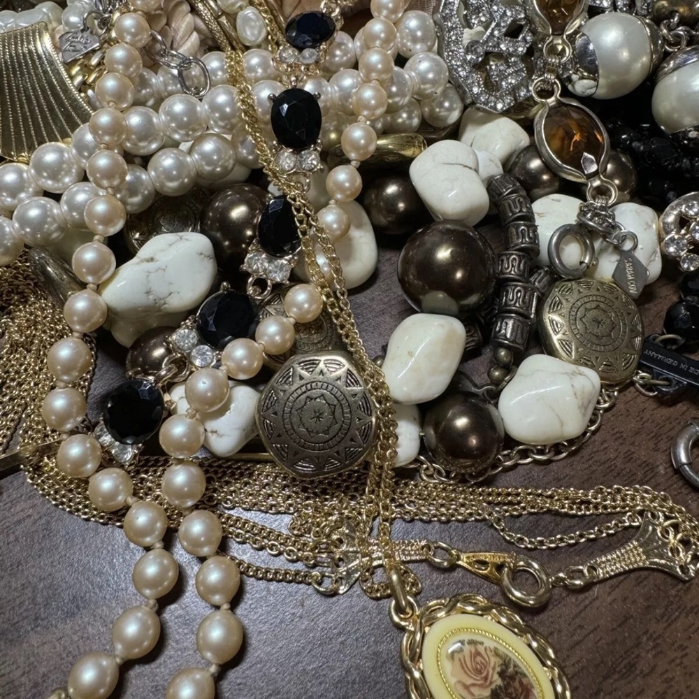 4 LB Vintage Gold & Silver Tone Costume Jewelry Lot | Signed + Unsigned | Mostly - Picture 5 of 8